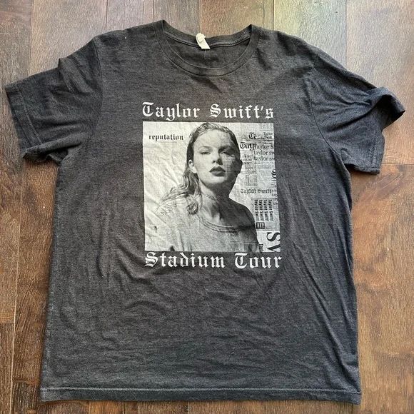 Taylor Swift Black & White 'Stadium Tour' Graphic Tee - Picture 1 of 7